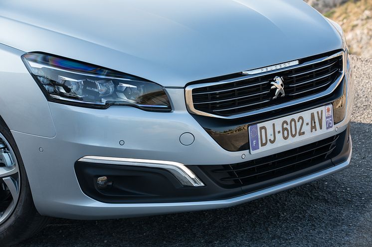 Sverigepremiär för sportigt eleganta Peugeot 508 -nytt utseende, klassledande förbrukning och nya automatlådor