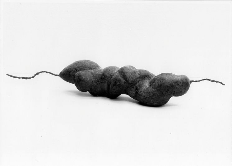Berit Lindfeldt, Puppa, 1985, 9x56x9cm, brons (foto konstnären)