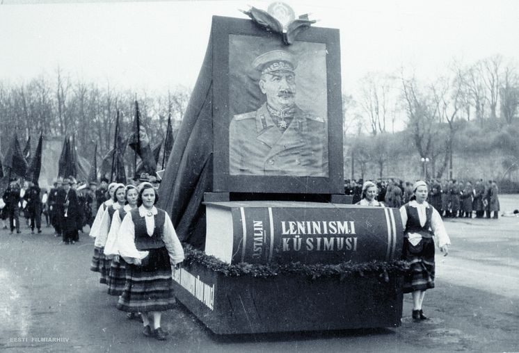 Malmö konstmuseum: Under de Röda fanorna foto hyllningståg