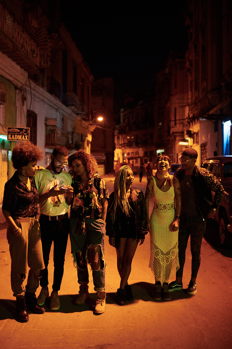 Die Zuschauer erleben die nächtlichen Straßen von Havana mit einer Gruppe von Freunden