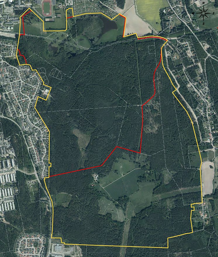 Karta. Rödmarkerat område-Markaskogens naturreservat. Gulmarkerat område-Utvidgning av naturreservatet