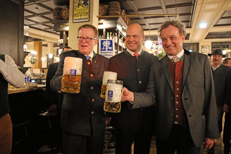 Dr. Martin Leibhard, Josef Laggner und Werner Mayer stoßen auf die Eröffnung des Augustiner am Markt an (v.l.)