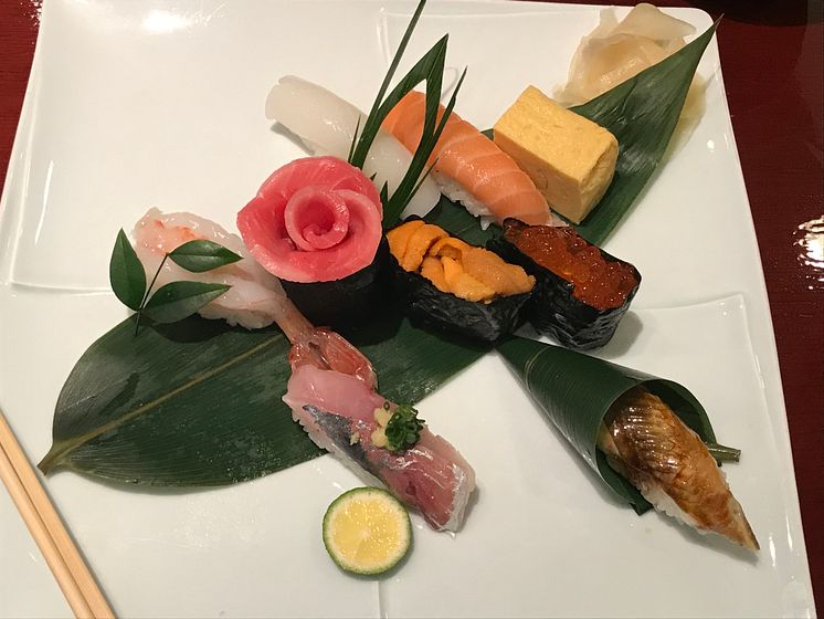 Japansk sushi-kunst med norsk laks