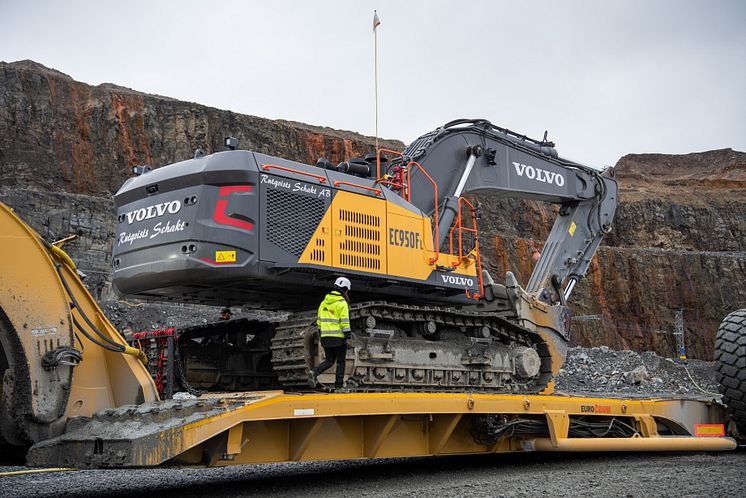 Volvo EC950F grävmaskin på trailer