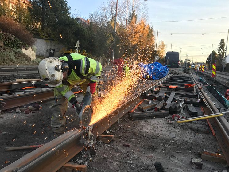 Siste sveis av trikkeskinner i Grefsenveien 1