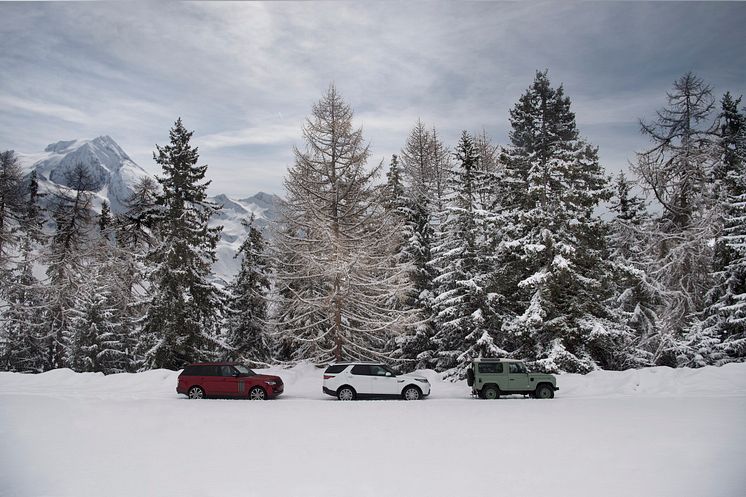 LAND ROVER_LINE IN THE SNOW_02