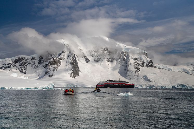 7__Antarctica DEC2021_MS Roald Amundsen_Photo Hurtigruten Expeditions_Oscar Farrera