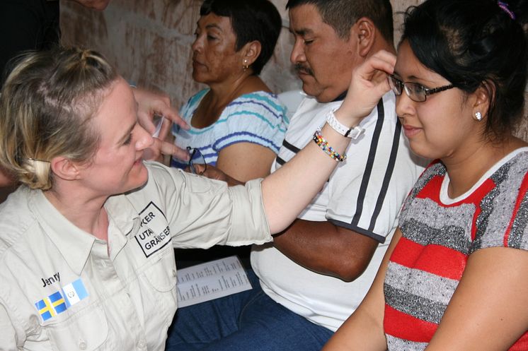 Jenny Österdahl hjälper kvinna i Guatemala att prova ut glasögon