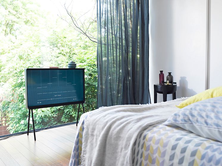 Samsung Serif TV - Winter Hibernator