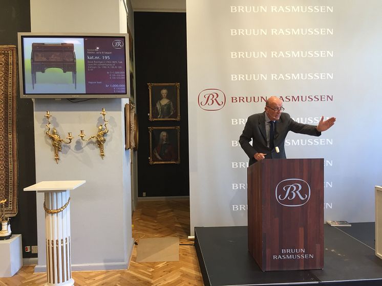 Jesper Bruun Rasmussen sælger Roentgens chatol for 1 mio. kr.