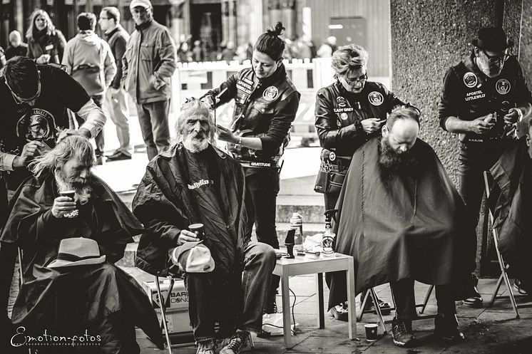 Strasseneinsatz der Barber Angels - Foto: Viola Hedtke Decker/Emotion-Fotos.eu
