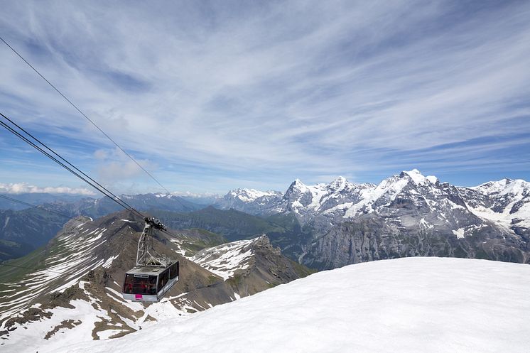 Aussicht vom Schilthorn auf das UNESCO Weltnaturerbe mit Eiger, Mönch und Jungfrau und mehr als 200 weiteren Berggipfeln 