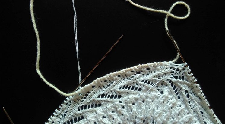 120.1 Show knitting of a child’s hat resembling the illustrations, by combining the two Swedish and two different versions of the German instructions. 