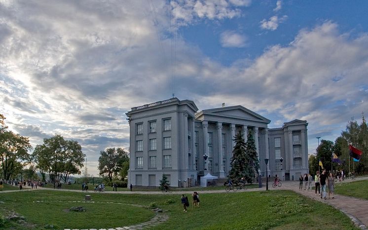 Nationalmuseet för Ukrainas historia i Kiev. Foto: Wikimedia Commons. https://bit.ly/3HG1pEB File:Дом под небом голубым.jpg historia