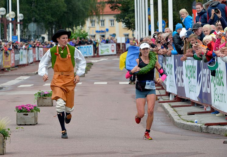 Holly Rush vann/won UltraVasan 2014 90 K. (Kransmas Daniel Svensson.)