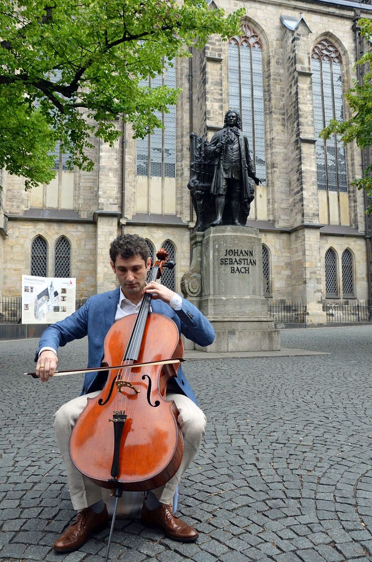 Dale Henderson mit seinem Cello vor der Thomaskirche in seinem Element