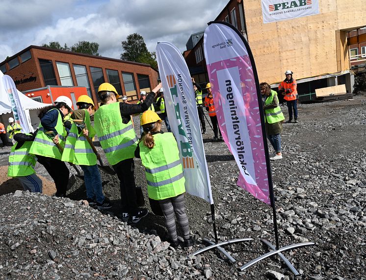 2021-05-26_Spadtag_elever_bakifrån