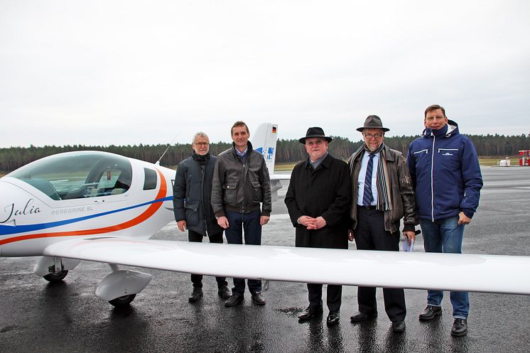 Erstes Forschungs- und Schulungsflugzeug auf dem Flugplatz Schönhagen an die Technische Hochschule Wildau übergeben