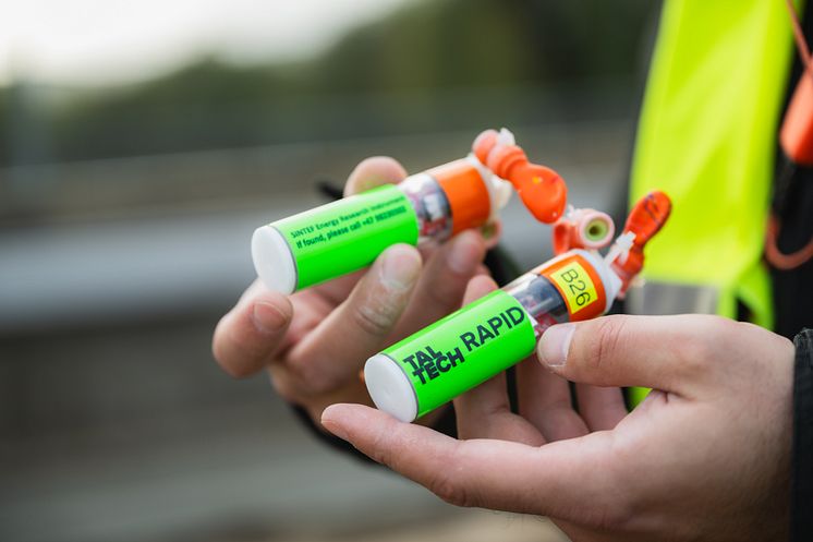 Slik ser surrogatfiskene ut, med sensorer og ballonger i enden