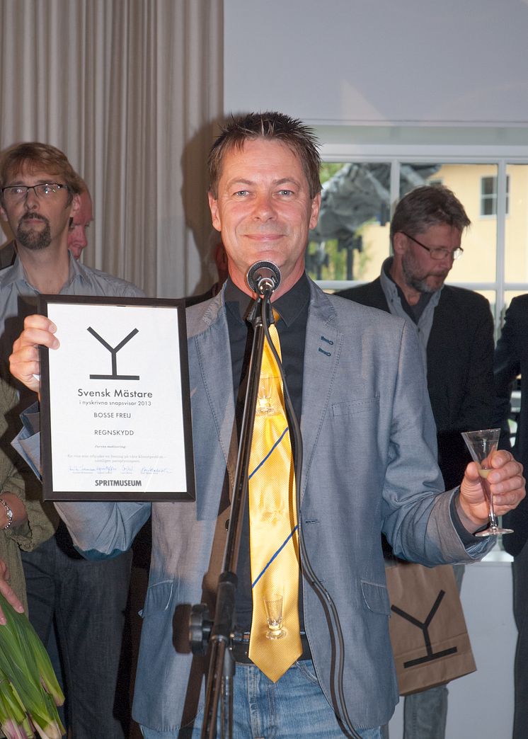 Årets Svenska Mästare i nyskrivna snapsvisor 2013 är Bosse Freij från Helsingbor med visan ”Regnskydd”. 