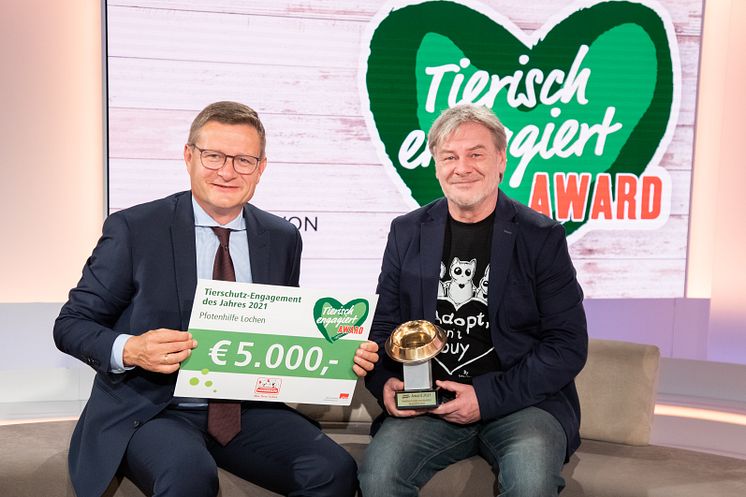 Fressnapf TEA 2021 Hermann Aigner mit Gerhard Marschik von der Pfotenhilfe Lochen