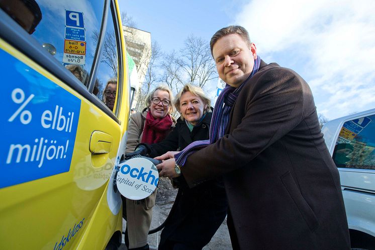 Ulla Hamilton (M) och Per Ankersjö (C), Stockholms stad och Birgitta Resvik från Fortum inviger snabbladdningssatation i Stockholm.