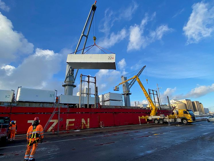 Aisian Bulker lossas i Helsingborgs Hamn