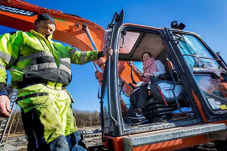 Idrottsborgarrådet Emilia Bjuggren (S) tar första spadtaget för Kämpetorpshallarna. 