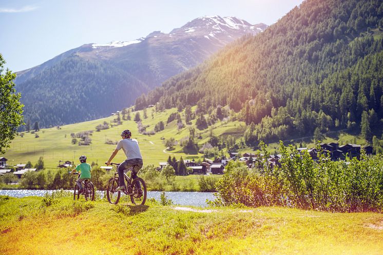 Familie mit dem Rad unterwegs auf der Route du Rhône im Goms