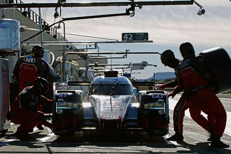 Audi R18 e-tron quattro #8 (Audi Sport Team Joest) pitstop, Lucas di Grassi, Loïc Duval, Oliver Jarvis