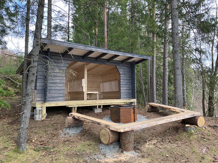 Vindskydd och grillplats.JPG