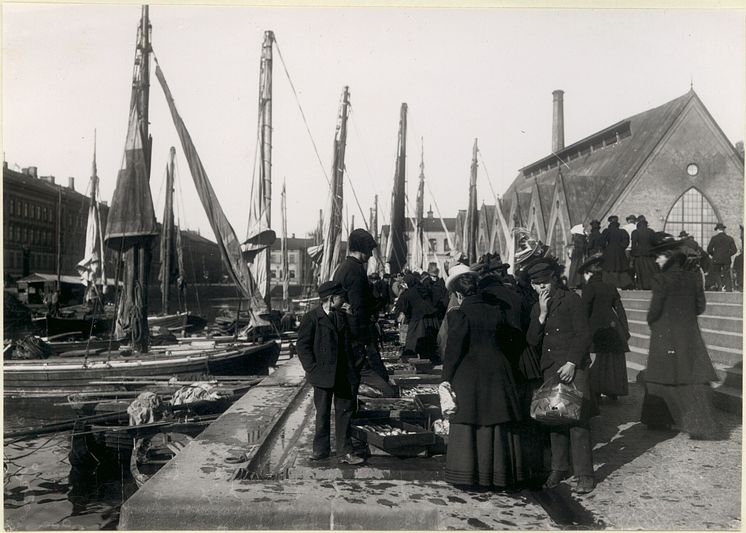 Feskekôrka och Fisktorget början av 1900-talet - Göteborgs stadsmuseum