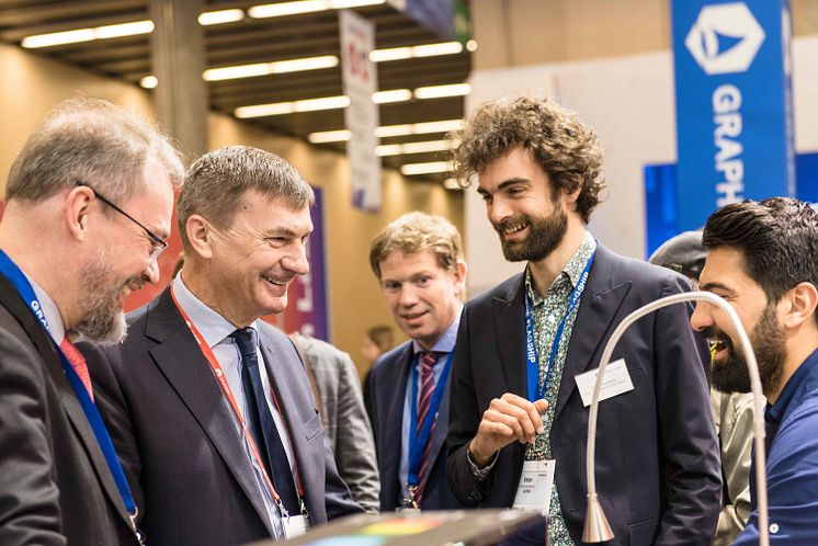 eu-commissioner-vp-andrus-ansip-sees-icfos-wearable-uv-tracking-patch_26641964078_o