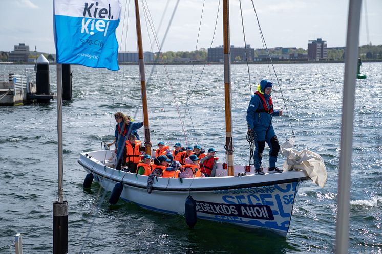 Segelcamp_Schulklasse im Kutter