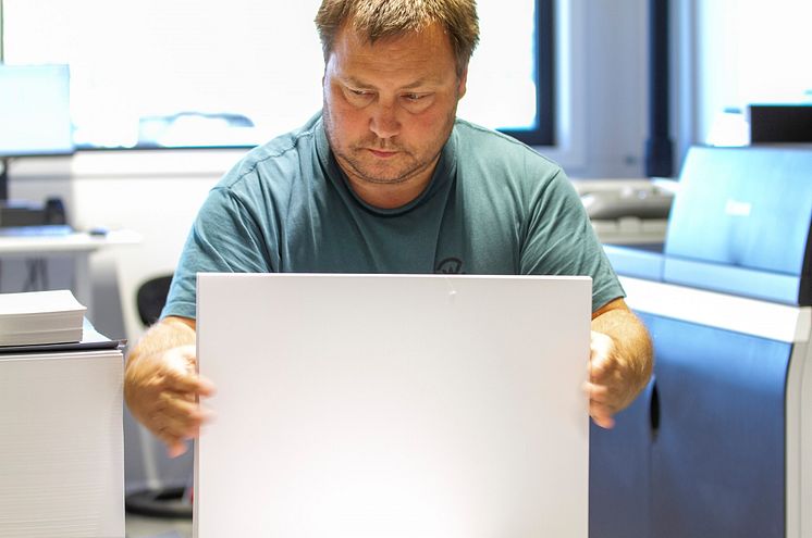 Bjørn Viggo Halvorsen er opprinnelig offsettrykker, men har funnet seg til rette med at plater og fuktevann er erstattet av toner, inline ferdiggjøring og arbeidsflytverktøy.