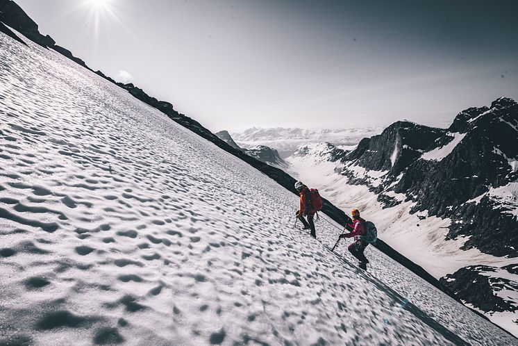 Jostein Aasen fører opp Svane med fantastisk utsikt innover Jotunheimen. 