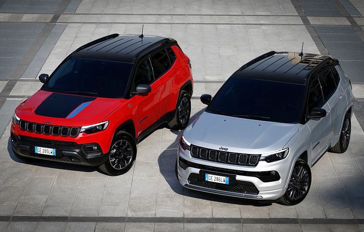 Compass Trailhawk and S 4xe.JPG
