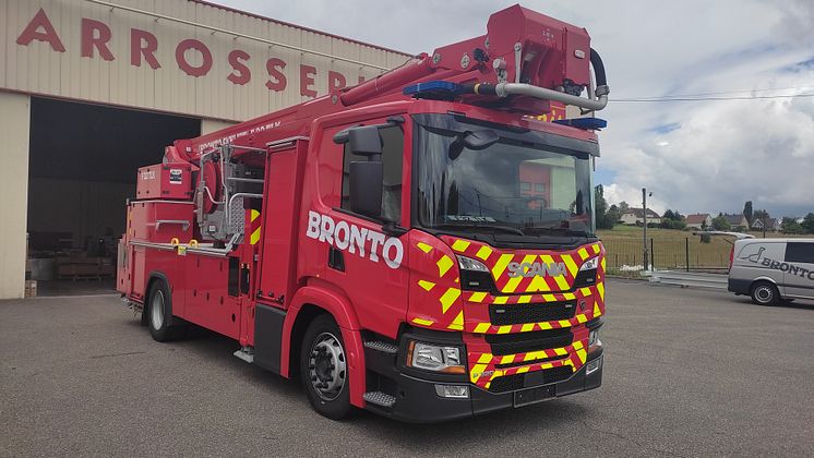 Scania Feuerwehrfahrzeug mit Teleskopmastbühne P 320 B 4x2 NZ