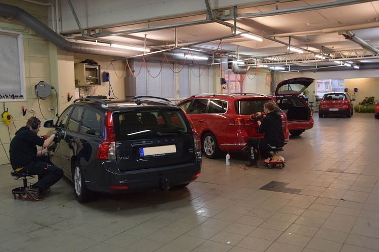 På Alingsås Bilvårdscenter tvättas och rekondas ett 15-tal bilar varje dag.