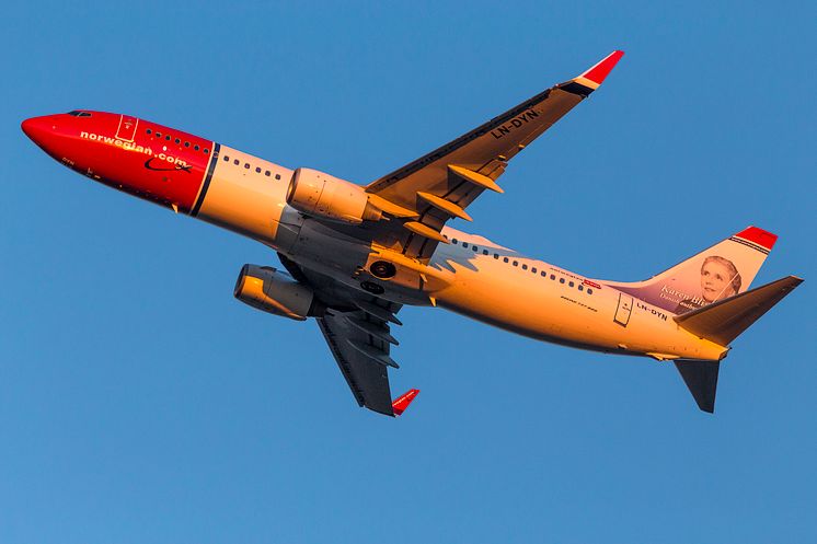 Norwegian Boeing 737-800 aurinkoinen lähtö