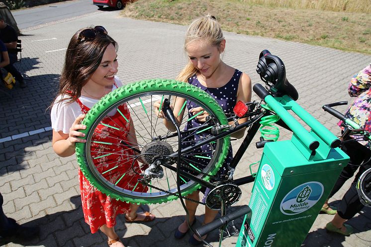 Ob Schraubenschlüssel oder Luftpumpe - die Fahrrad-Selbsthilfewerkstatt bietet rund um die Uhr ein umfangreiches Equipment an