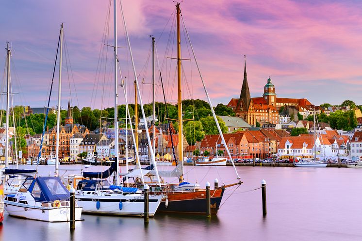 Flensburg_Yachthafen_und_Altstadt_mit_Marienkirche
