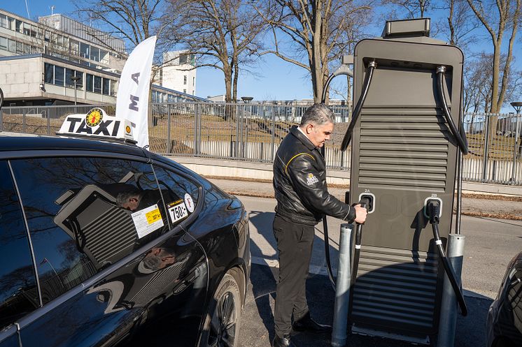 Rapporten visar en betydande ökning av elbilar i företagets fordonsflotta. 