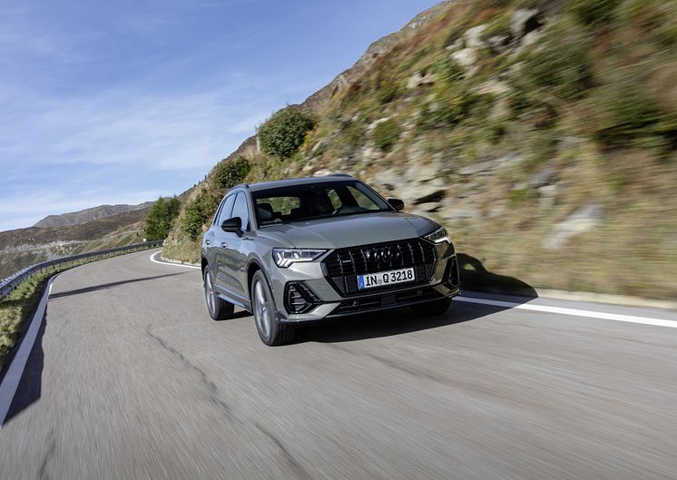 Audi Q3 (chronosgrå) dynamisk forfra