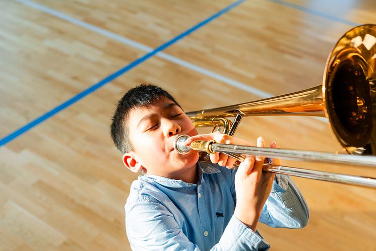 Ung musiker trombonist