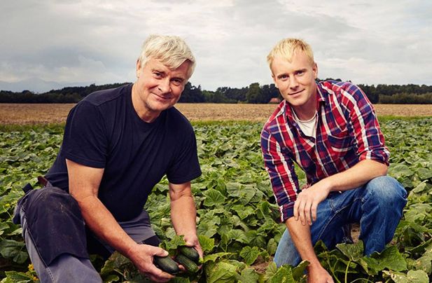 Anders Jönsson med sonen Nils - En av Orkla Foods Sveriges kontraktsodlare