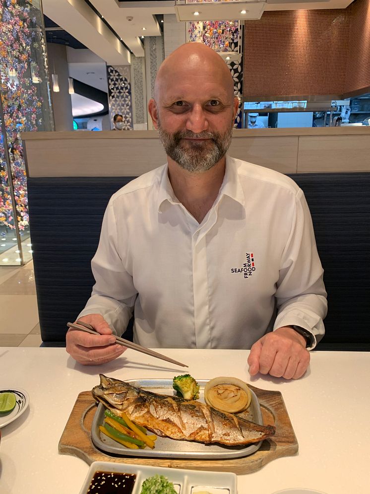 Sjømatutsending i Sørøst-Asia, Asbjørn Warvik Rørtveit, nyter norsk makrell på thailandsk restaurant