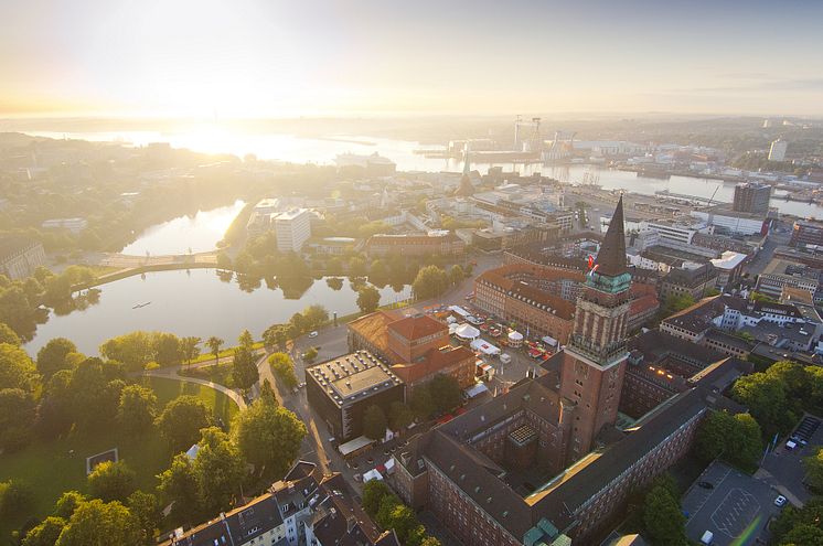Kiel indre by med rådhus og Hiroshimapark 