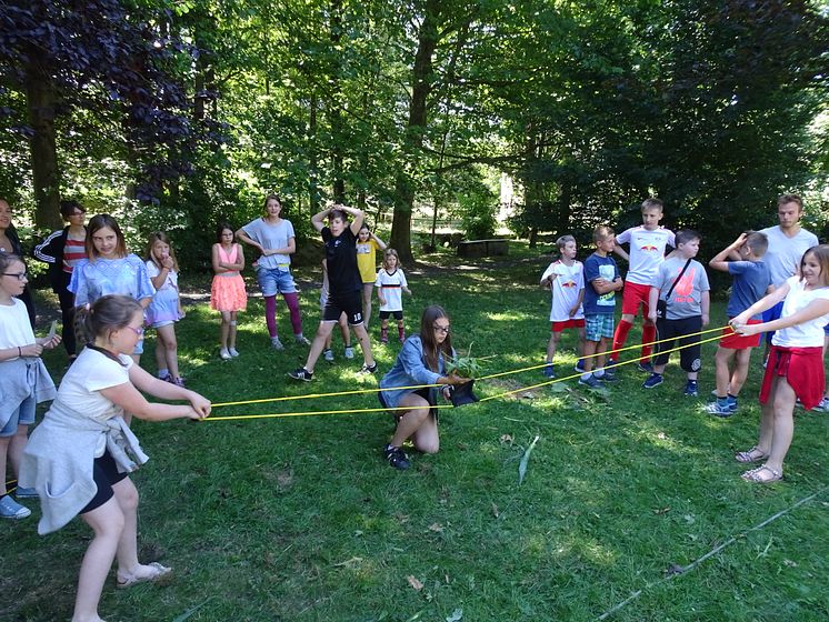 Geschwisterkinder fahren ins Sommerfreizeitcamp nach Oberau