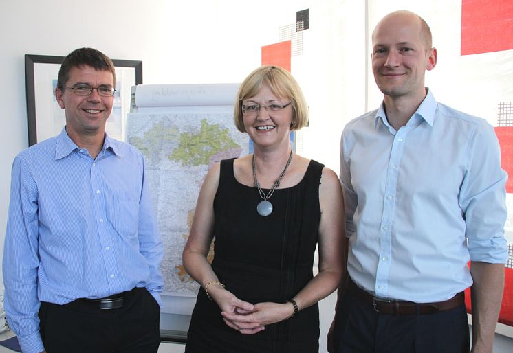 Foto: vl.: Stefan Theiner, verantwortlich für die oberbayerischen Netzdienste, Ursula Jekelius, Regionalleiterin für Oberbayern und Florian Fischer, Netzbauleiter am Netzcenter Penzberg